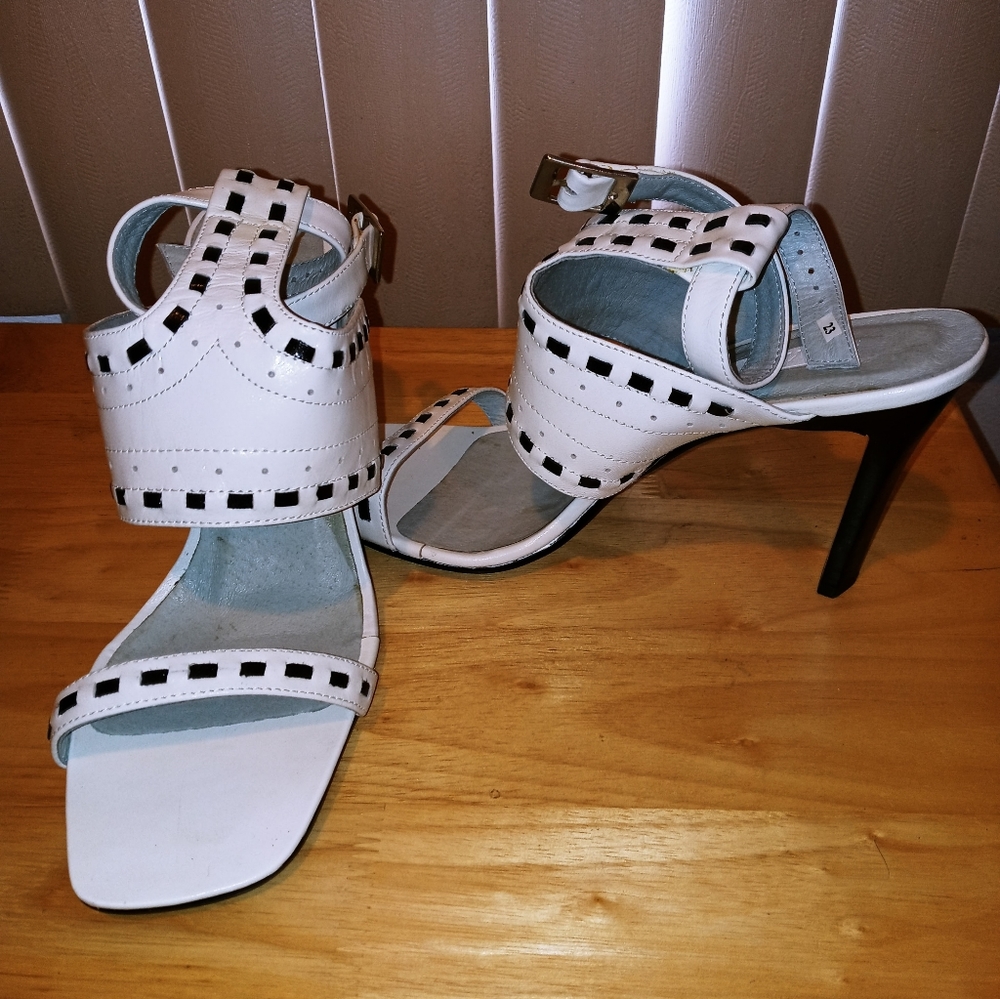 Women White and Black strappy Ankle high heel sandal. N.Y.L.A. size 8 Never worn